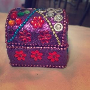 A pretty jewelry box mini